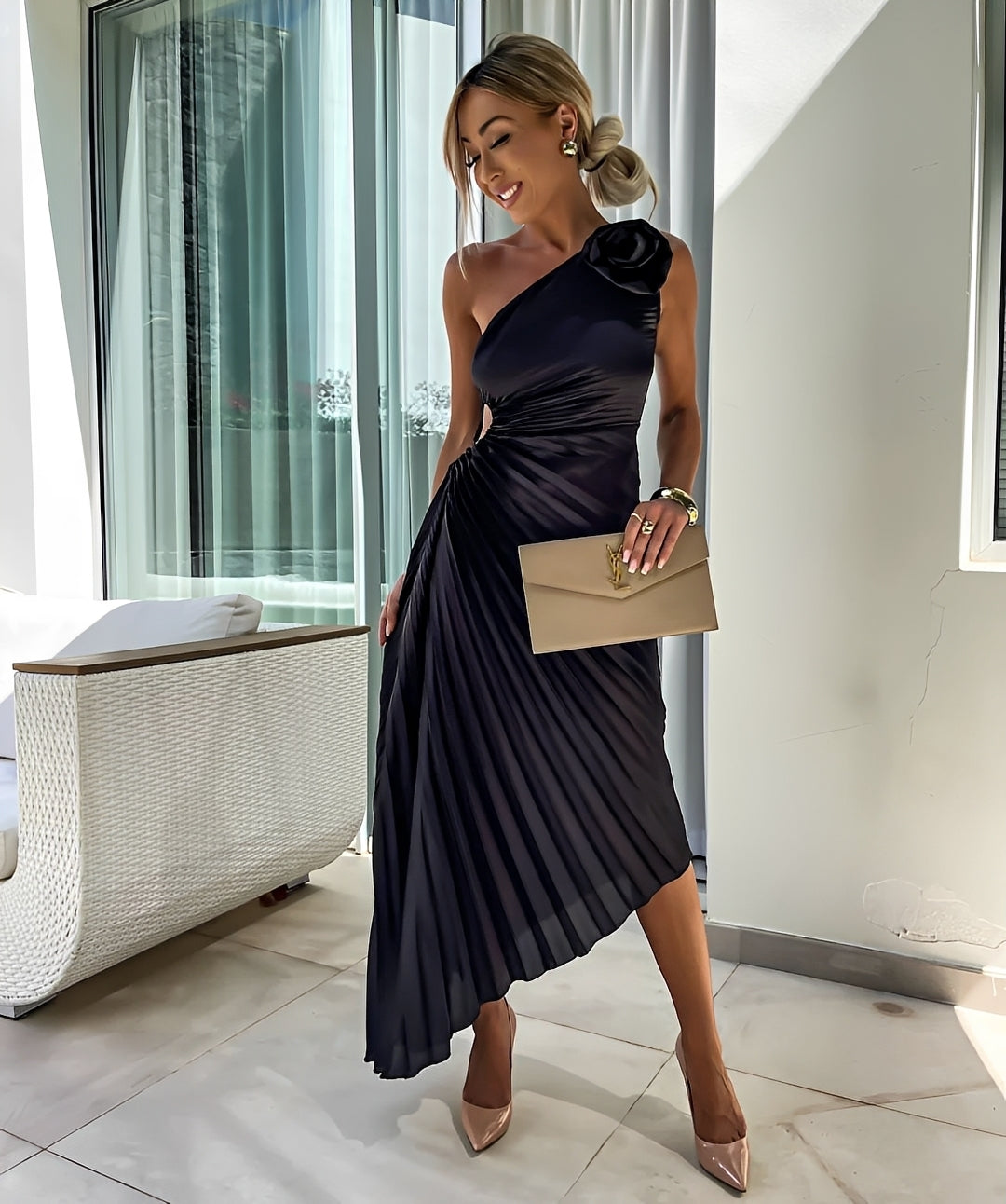 Callie - Elegantes Kleid mit Schulterplissee und großer Rose für Damen