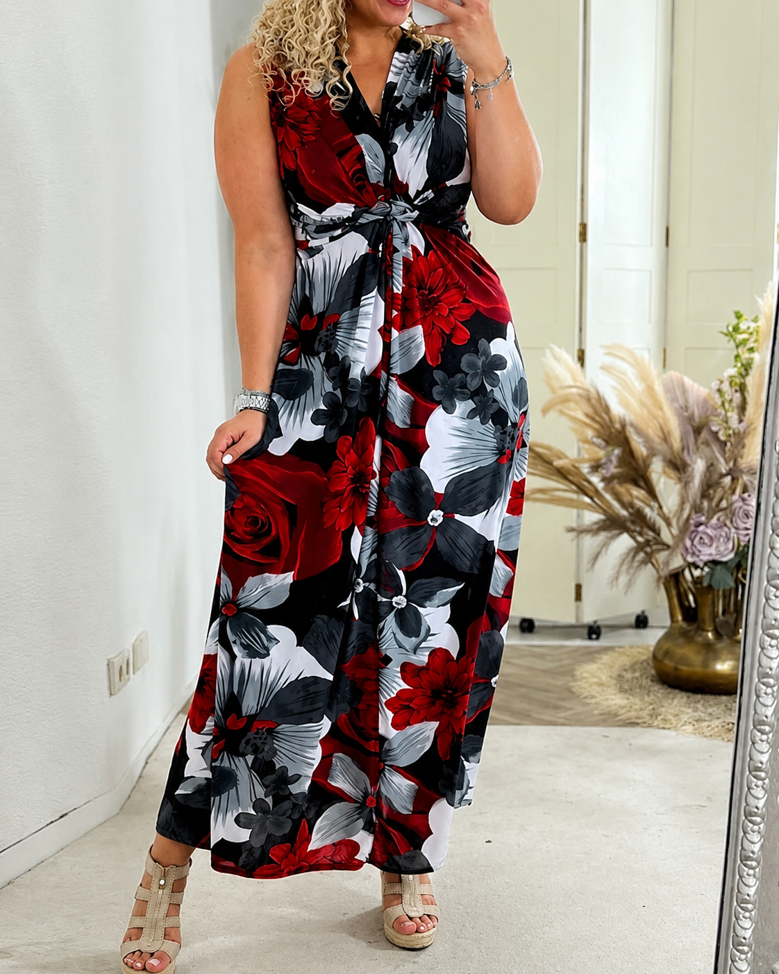 Katrina - Elegantes ärmelloses Kleid mit Blumendetails
