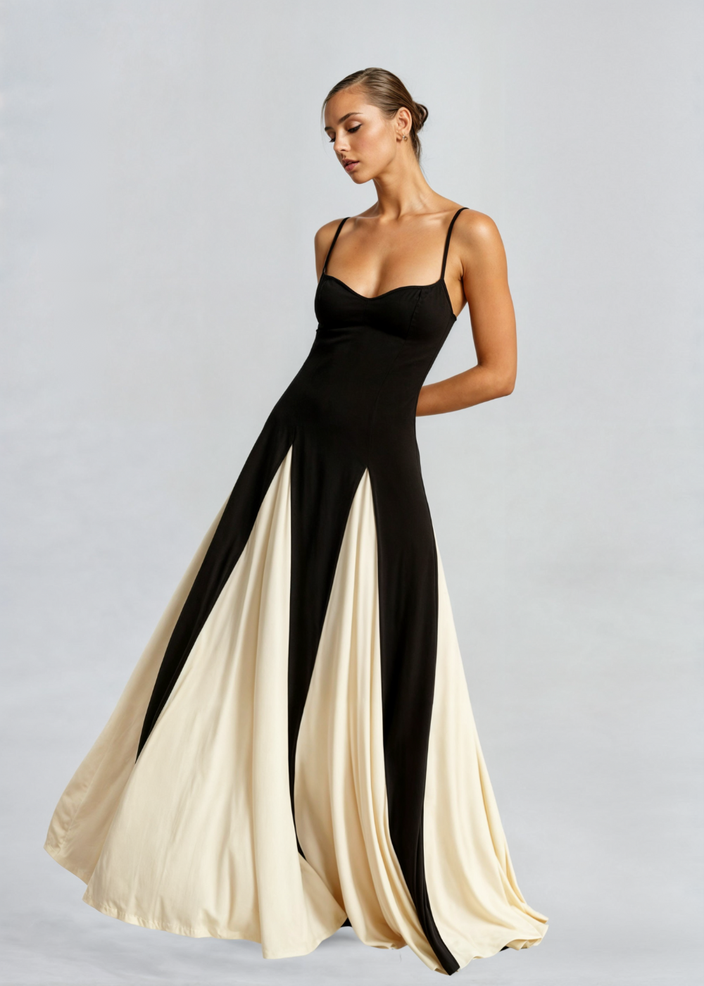 Margaux – Stilvolles Maxikleid mit Ausschnitt
