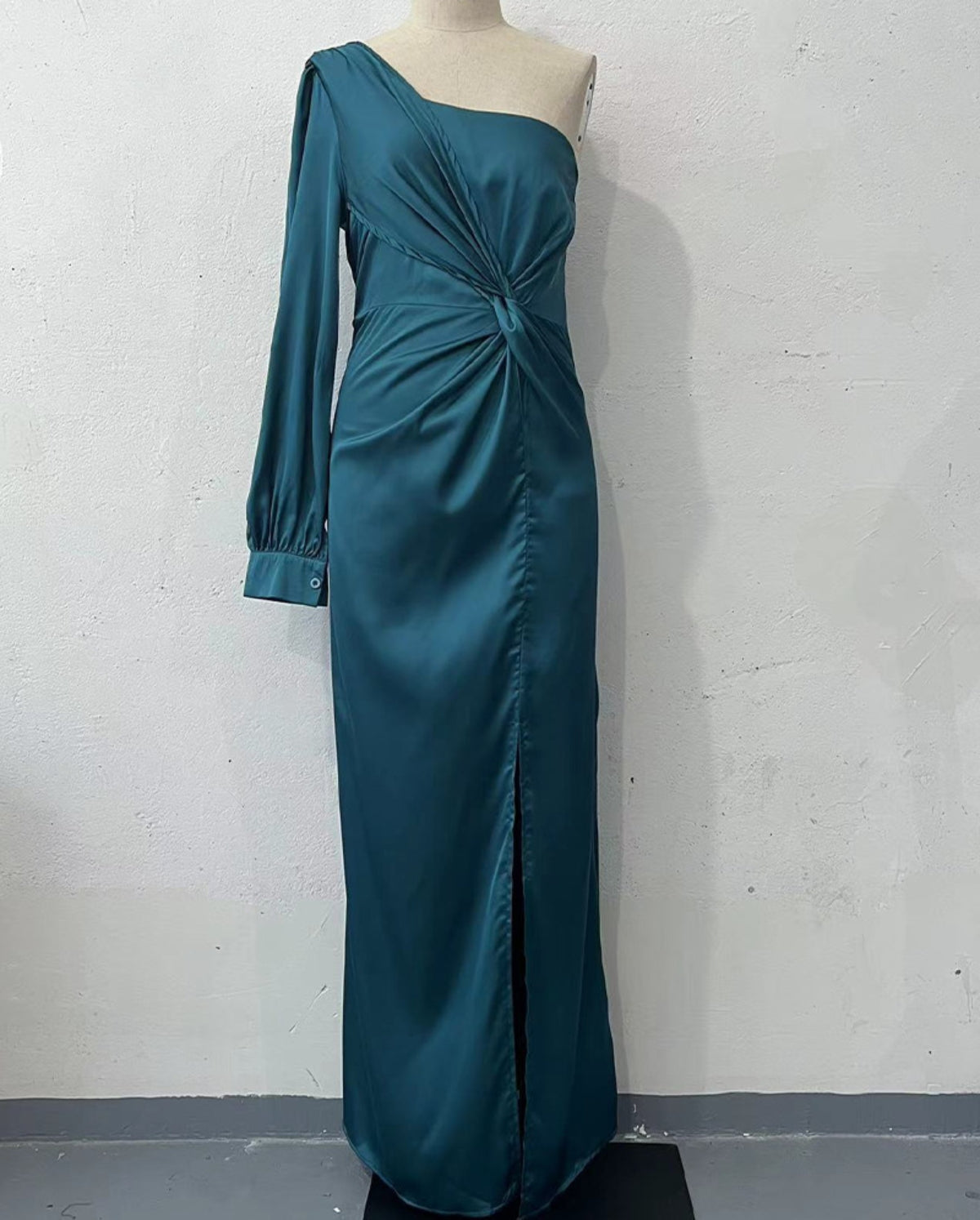 Helena - Elegantes Ein-Schulter-Kleid mit Schlitz für Frauen