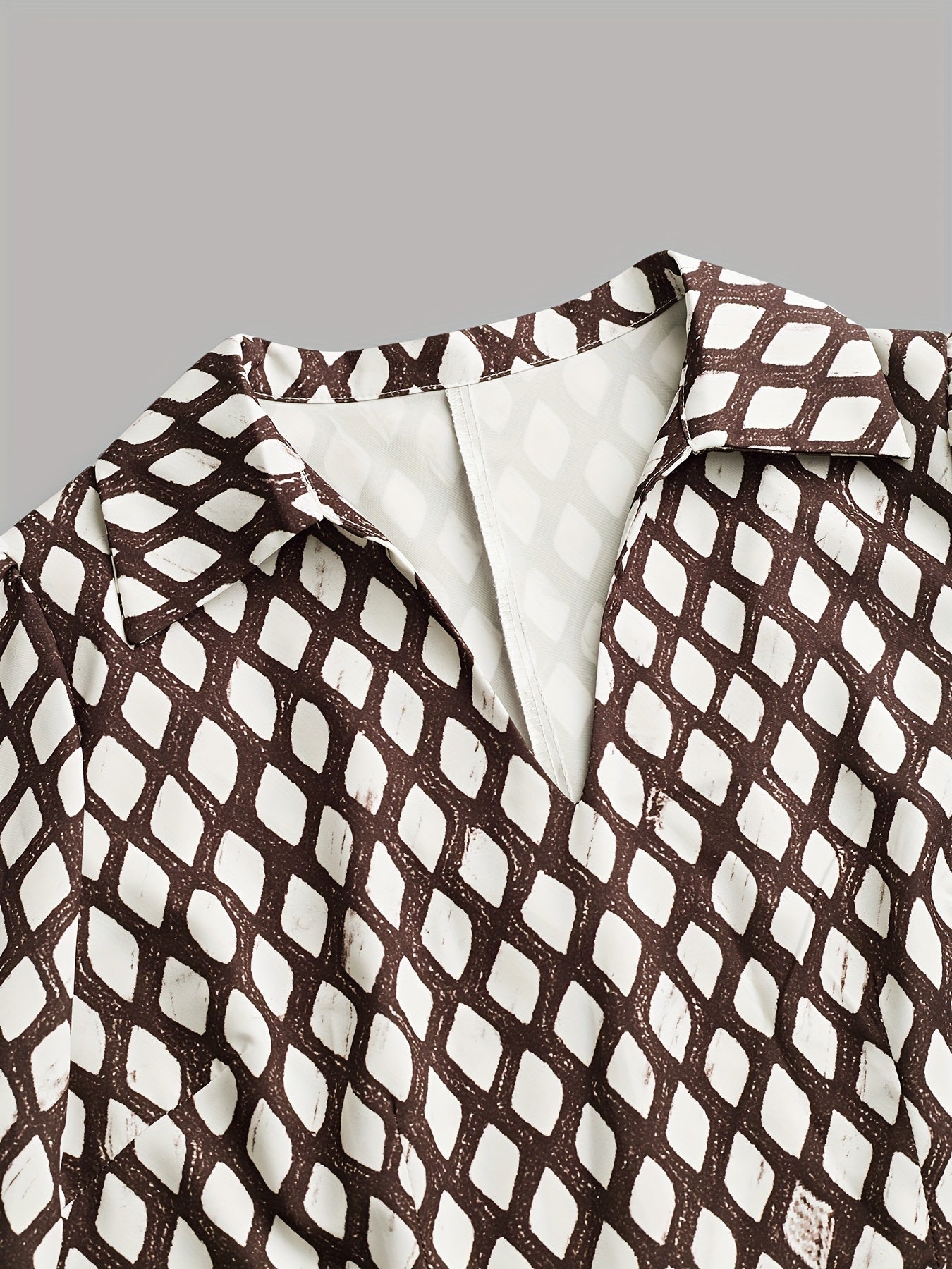 Bella - Elegantes Kleid mit Rautenprint und taillierter Taille