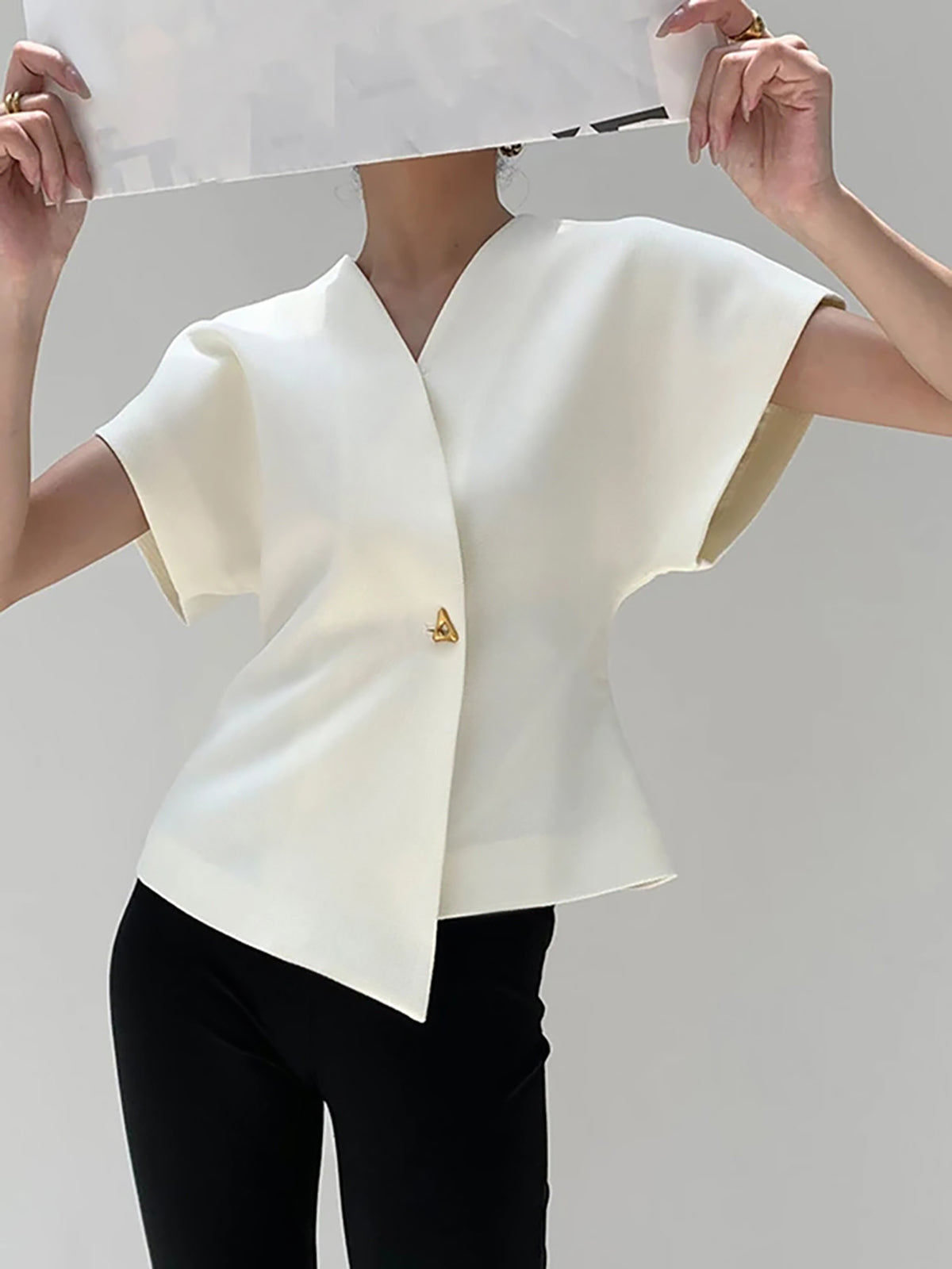 Leonnie – Bluse mit Knöpfen und V-Kragen