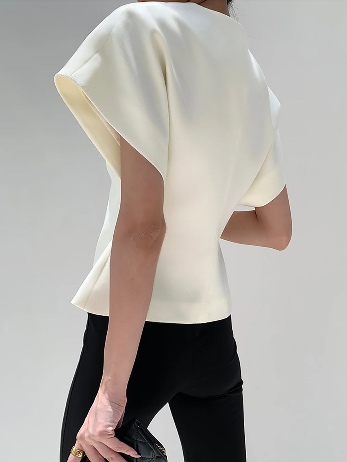 Leonnie – Bluse mit Knöpfen und V-Kragen