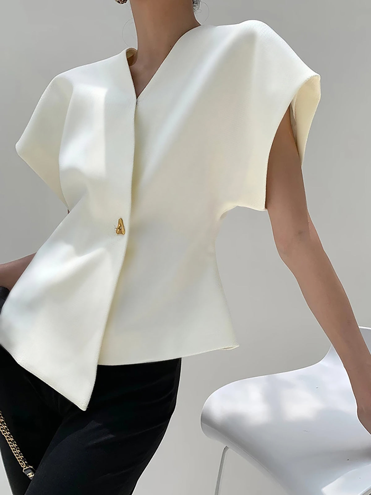 Leonnie – Bluse mit Knöpfen und V-Kragen