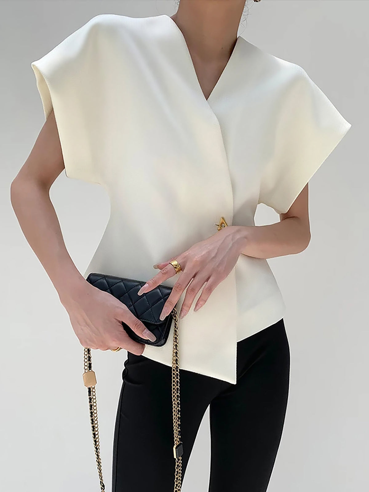 Leonnie – Bluse mit Knöpfen und V-Kragen