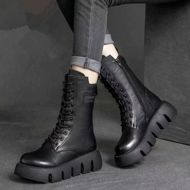 Emma – Mittelhoher Stiefel mit auffälliger Sohle