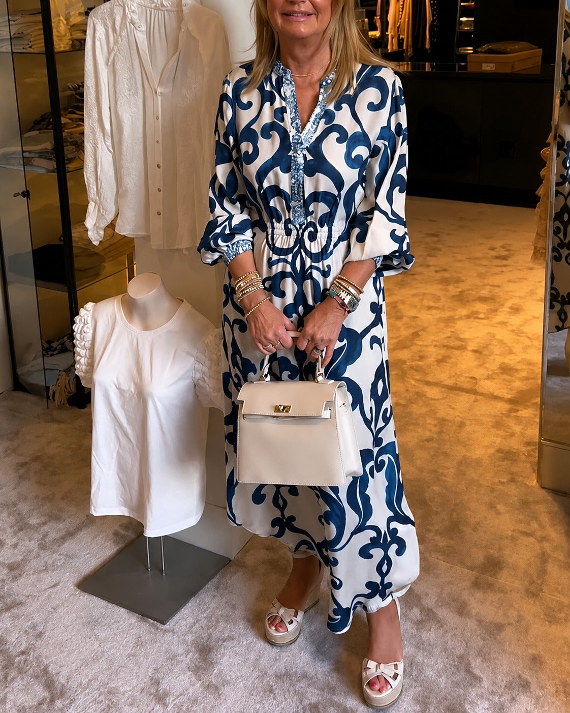 Daisie - Elegantes Kleid mit V-Ausschnitt und lockerer Passform