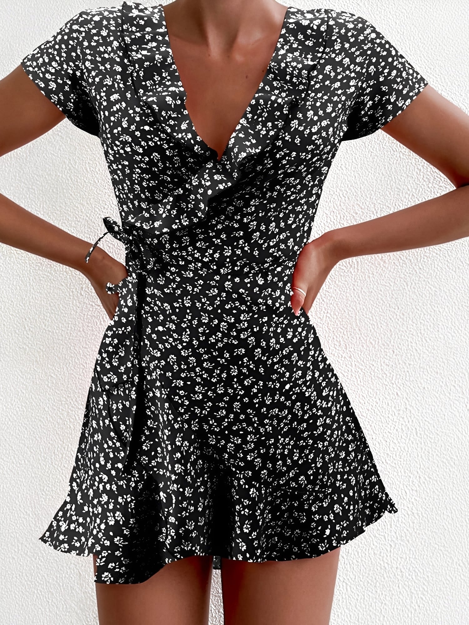 Betsy - Elegantes Blumen-Minikleid