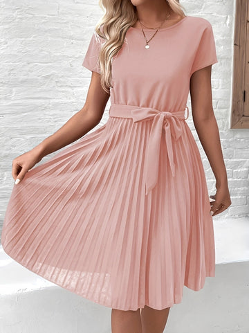 Meza - Midikleid mit Falten, Taillengürtel und kurzen Ärmeln