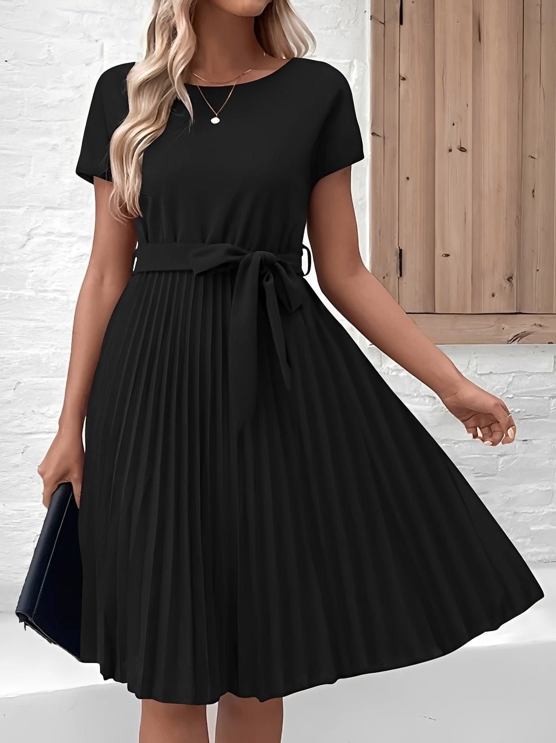 Meza - Midikleid mit Falten, Taillengürtel und kurzen Ärmeln