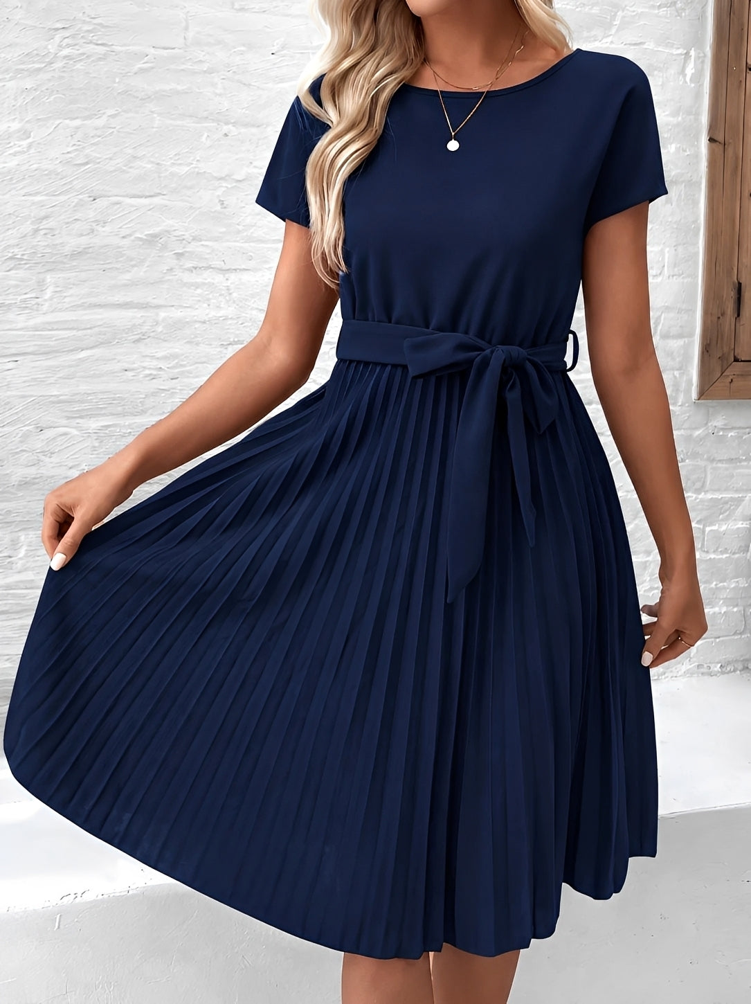 Meza - Midikleid mit Falten, Taillengürtel und kurzen Ärmeln