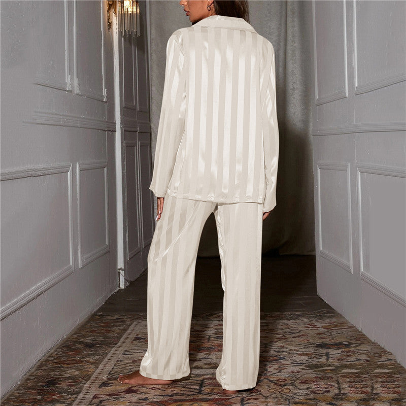 Eleganter Seidenpyjama für Damen