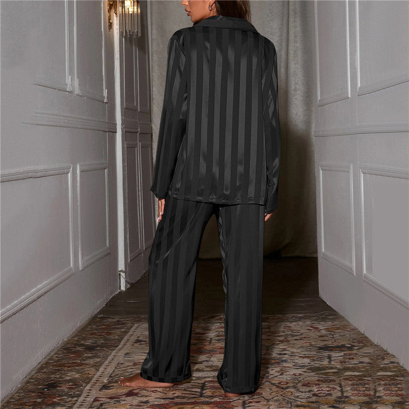 Eleganter Seidenpyjama für Damen