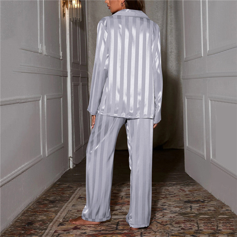 Eleganter Seidenpyjama für Damen
