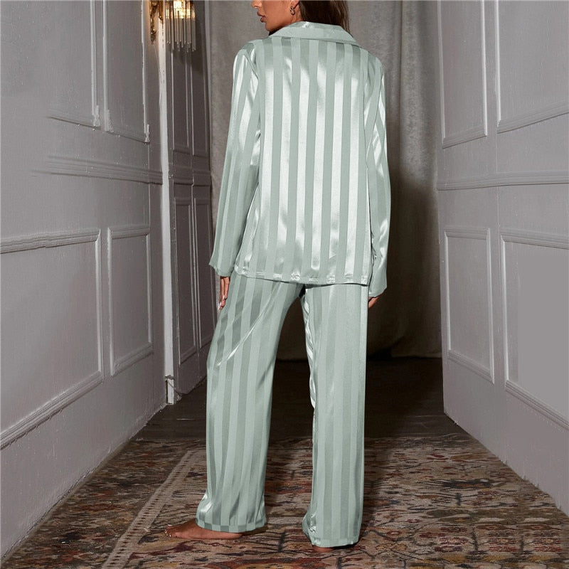 Eleganter Seidenpyjama für Damen