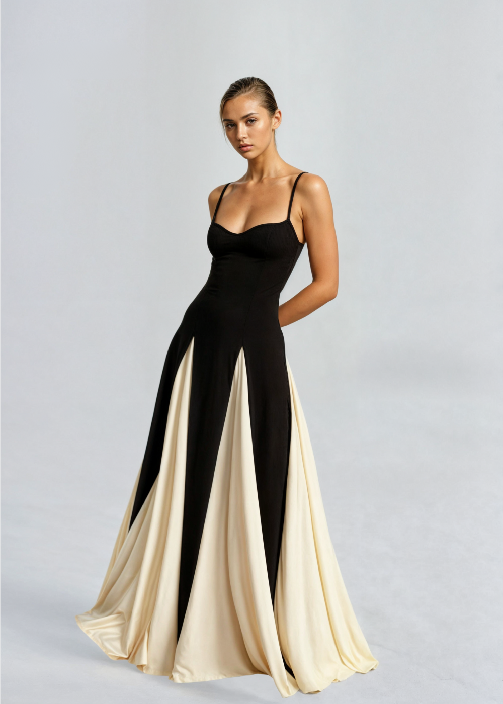 Margaux – Stilvolles Maxikleid mit Ausschnitt