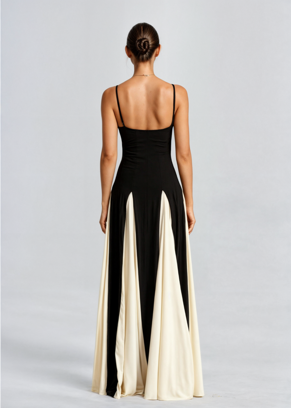 Margaux – Stilvolles Maxikleid mit Ausschnitt