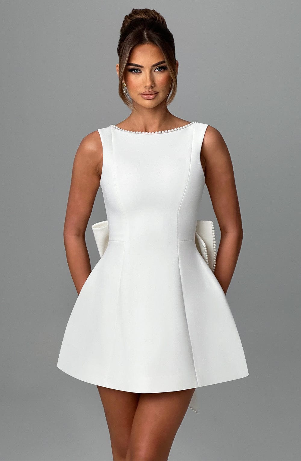 Kurzes Kleid – Eleganz mit kunstvollen Details