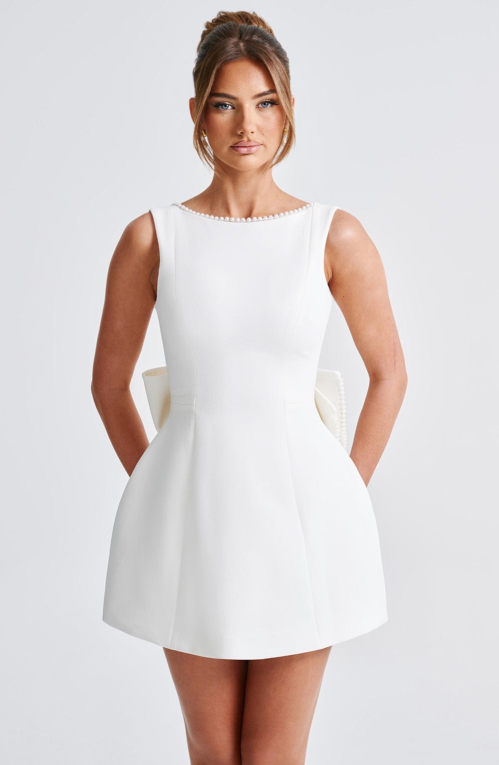 Kurzes Kleid – Eleganz mit kunstvollen Details