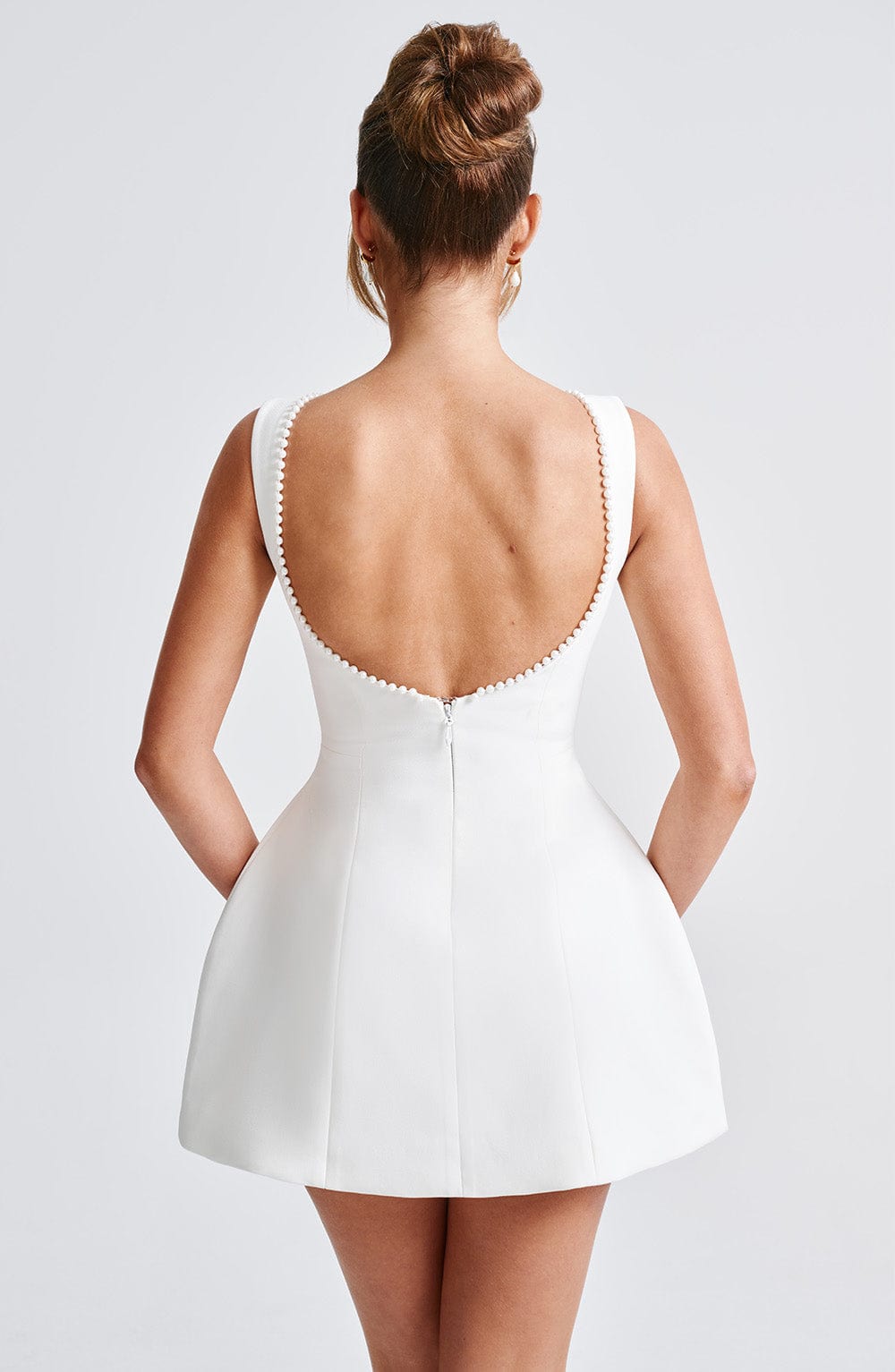 Kurzes Kleid – Eleganz mit kunstvollen Details
