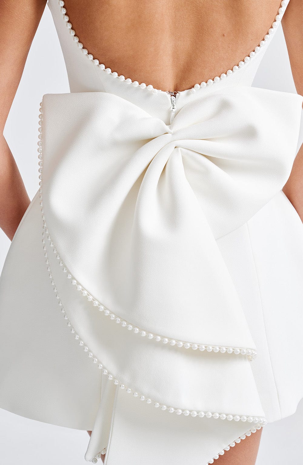 Kurzes Kleid – Eleganz mit kunstvollen Details