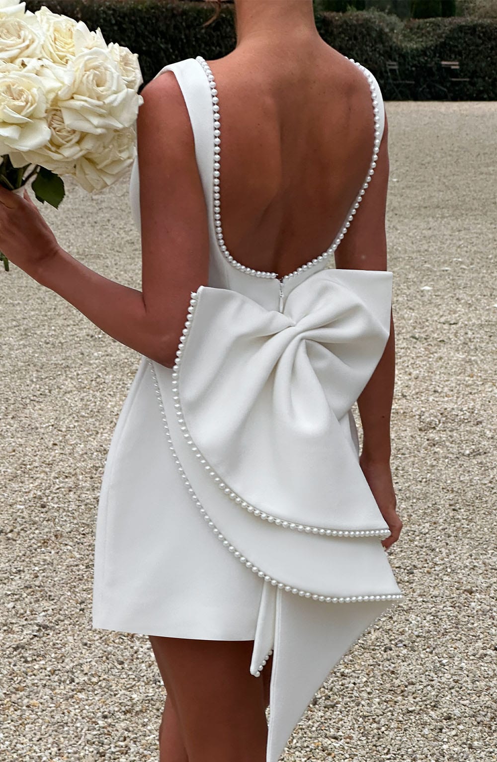 Kurzes Kleid – Eleganz mit kunstvollen Details