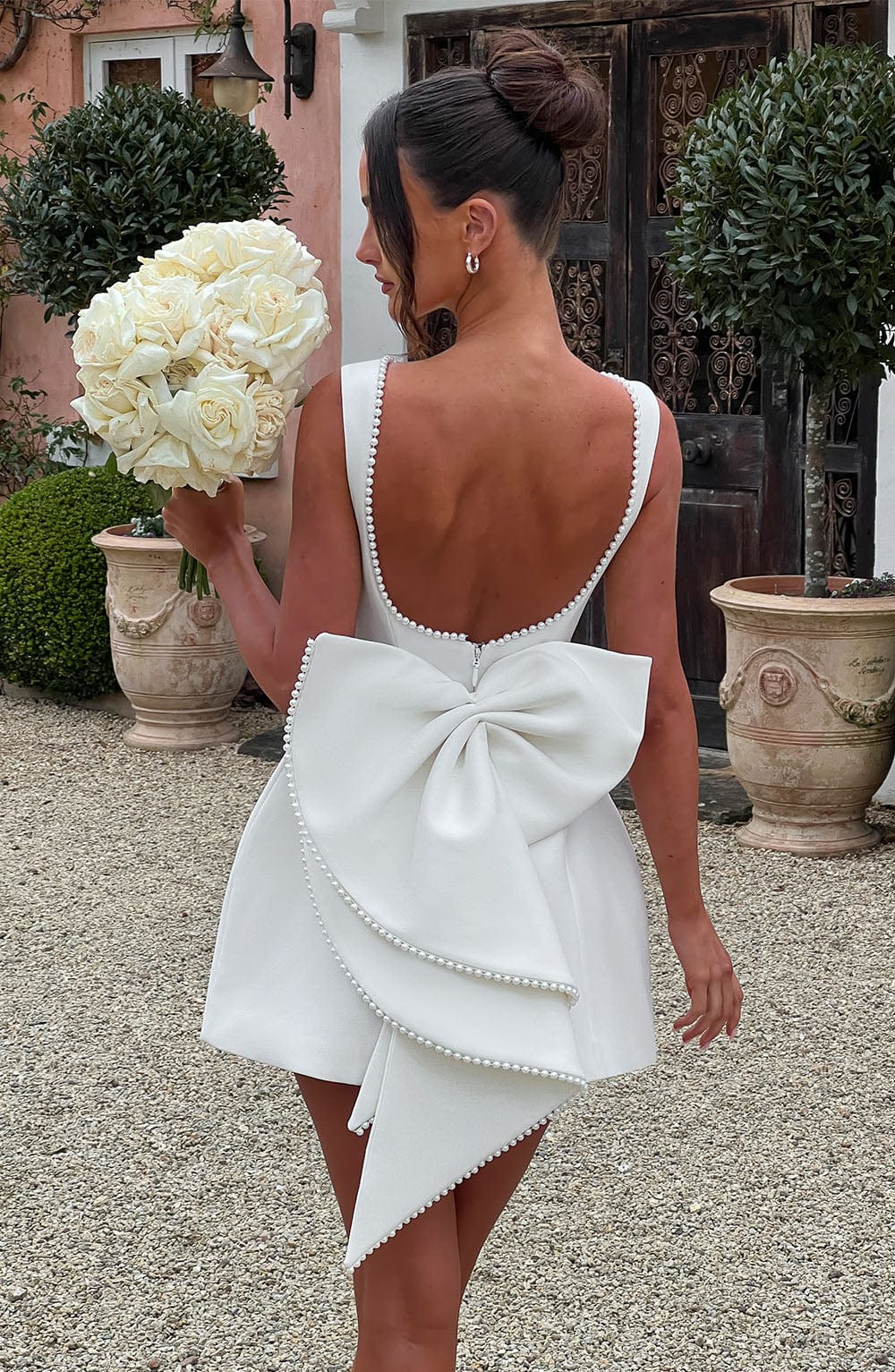 Kurzes Kleid – Eleganz mit kunstvollen Details