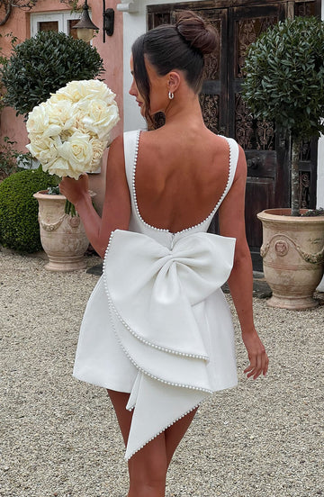 Kurzes Kleid – Eleganz mit kunstvollen Details