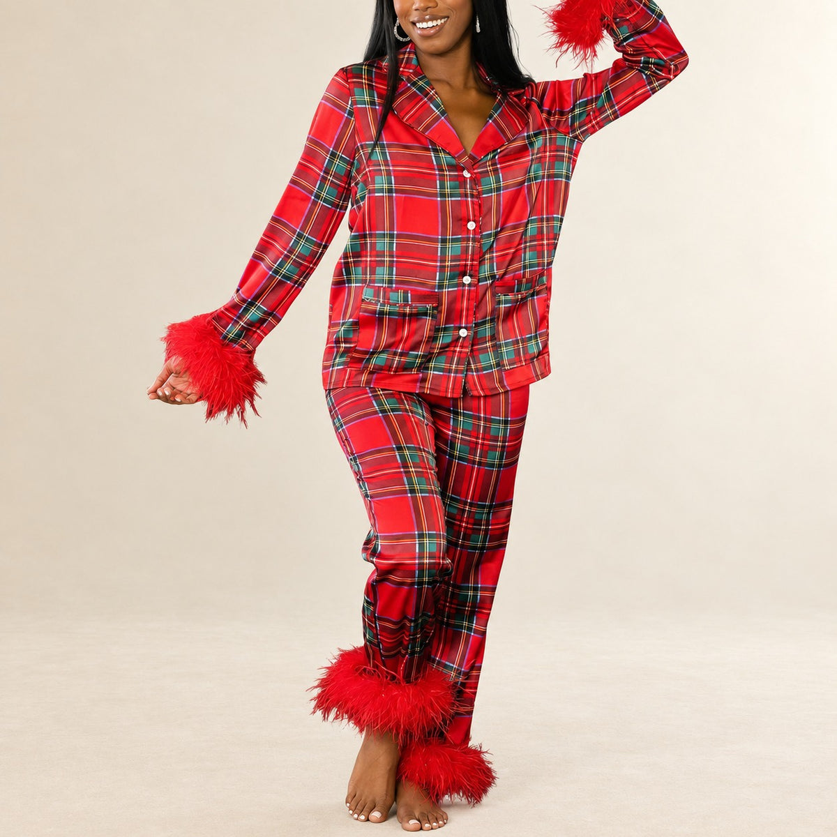 Damen Pyjama-Set: Langarm-Oberteil mit Knopfleiste und Notched-Kragen, Federbesatz an den Bündchen; lockere Hose mit Elastbund und geradem Bein,