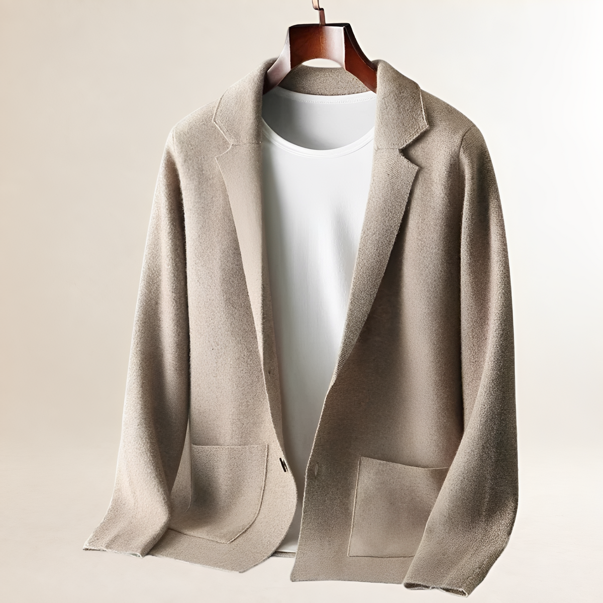 Herren-Cardigan mit Notch-Revers, Knopfverschluss, zwei Patchtaschen, taillierte Passform
