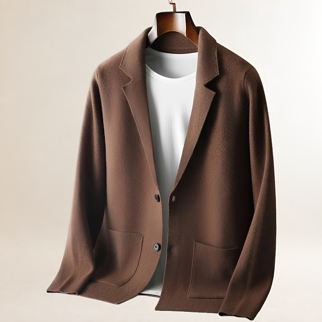 Herren-Cardigan mit Notch-Revers, Knopfverschluss, zwei Patchtaschen, taillierte Passform