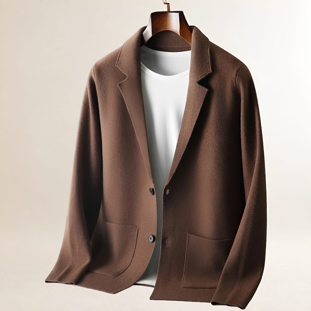 Herren-Cardigan mit Notch-Revers, Knopfverschluss, zwei Patchtaschen, taillierte Passform