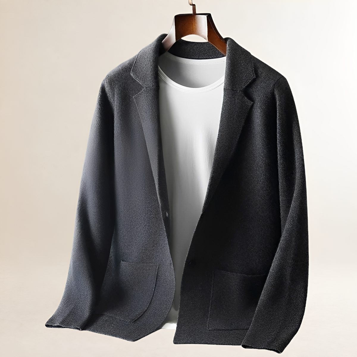 Herren-Cardigan mit Notch-Revers, Knopfverschluss, zwei Patchtaschen, taillierte Passform