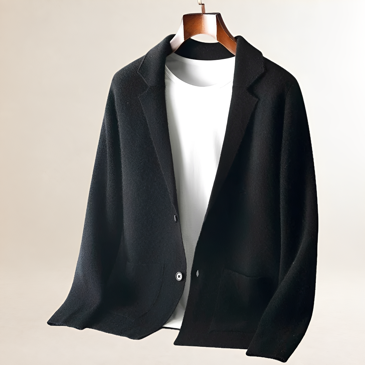 Herren-Cardigan mit Notch-Revers, Knopfverschluss, zwei Patchtaschen, taillierte Passform