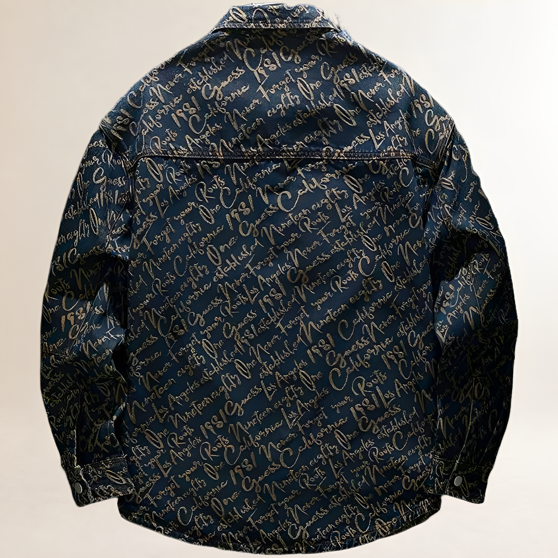 Herren Hemdjacke mit Allover-besticktem Schriftzug – Druckknopf-Verschluss, zwei Brusttaschen, lockerer Schnitt