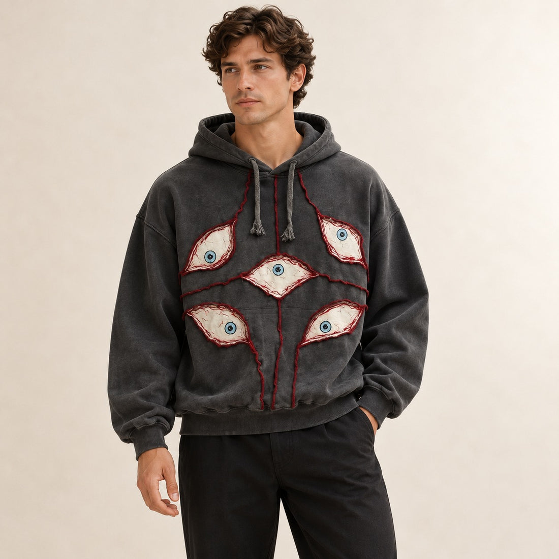 Herren Pullover-Hoodie mit Patchwork-Applikation in Augenmotiven, cropped oversize Passform