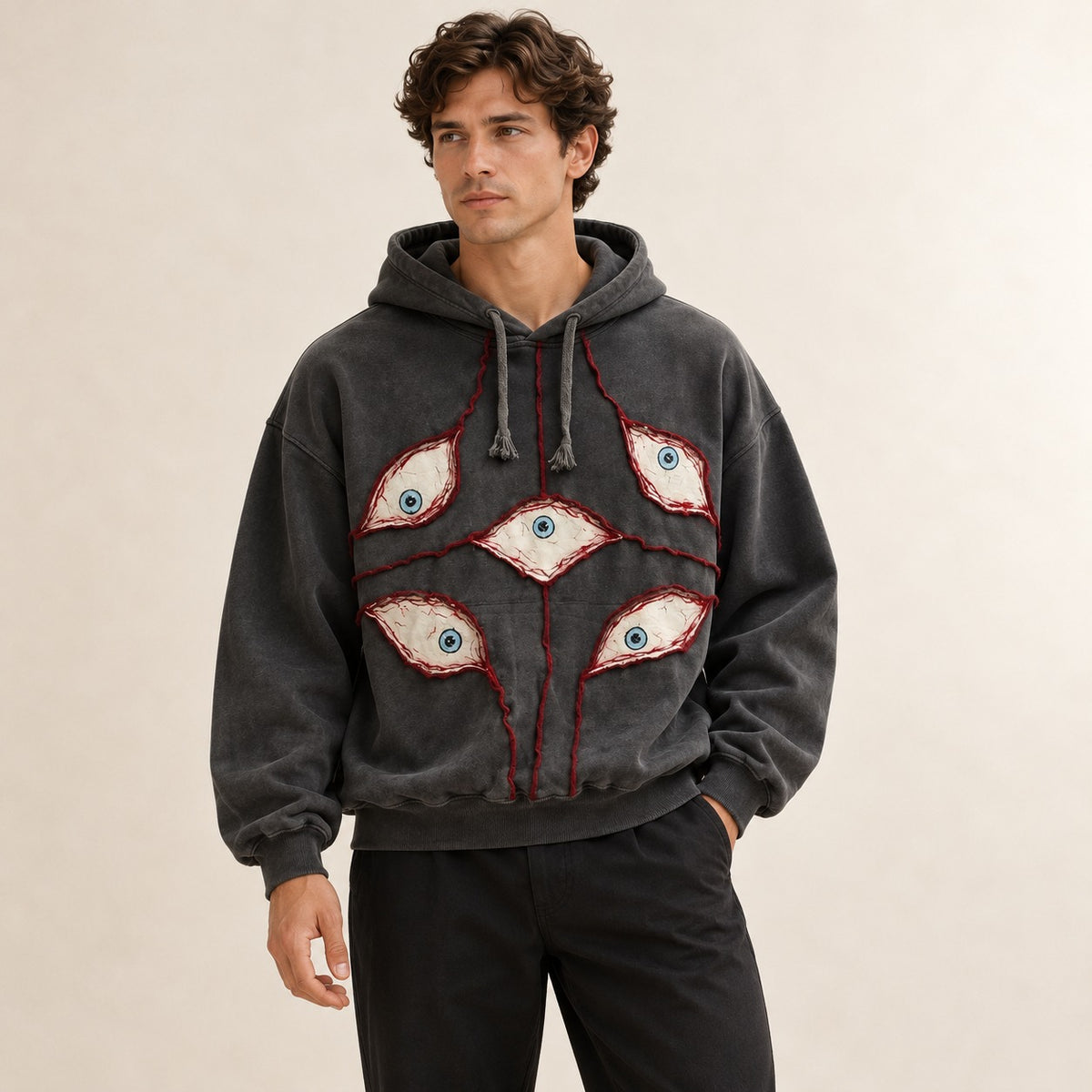 Herren Pullover-Hoodie mit Patchwork-Applikation in Augenmotiven, cropped oversize Passform