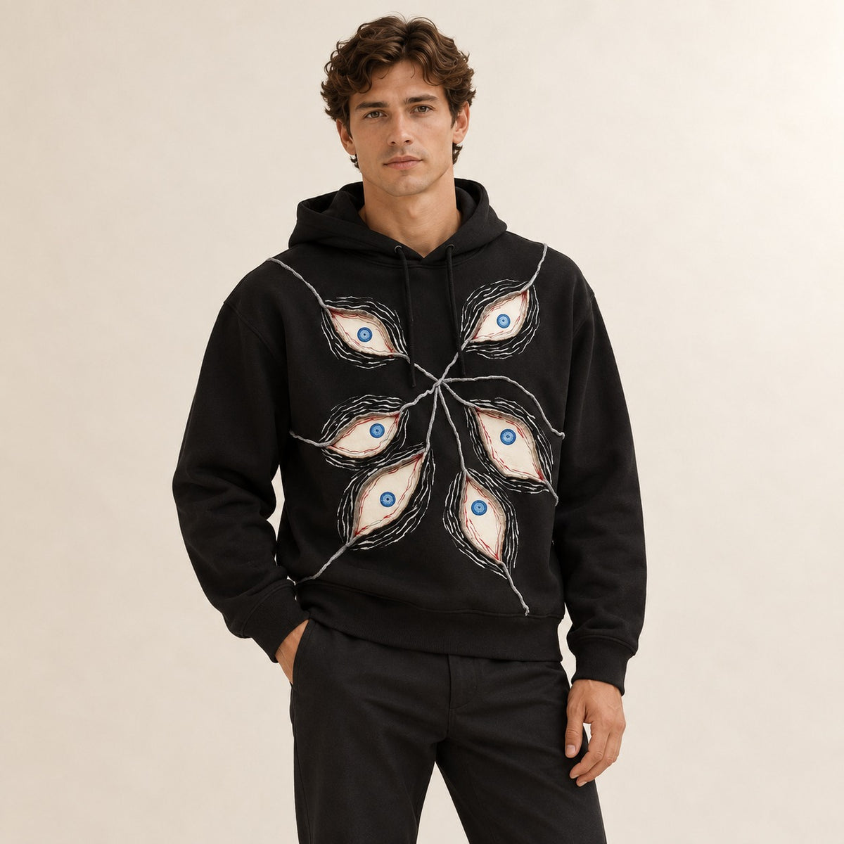 Herren Pullover-Hoodie mit Patchwork-Applikation in Augenmotiven, cropped oversize Passform