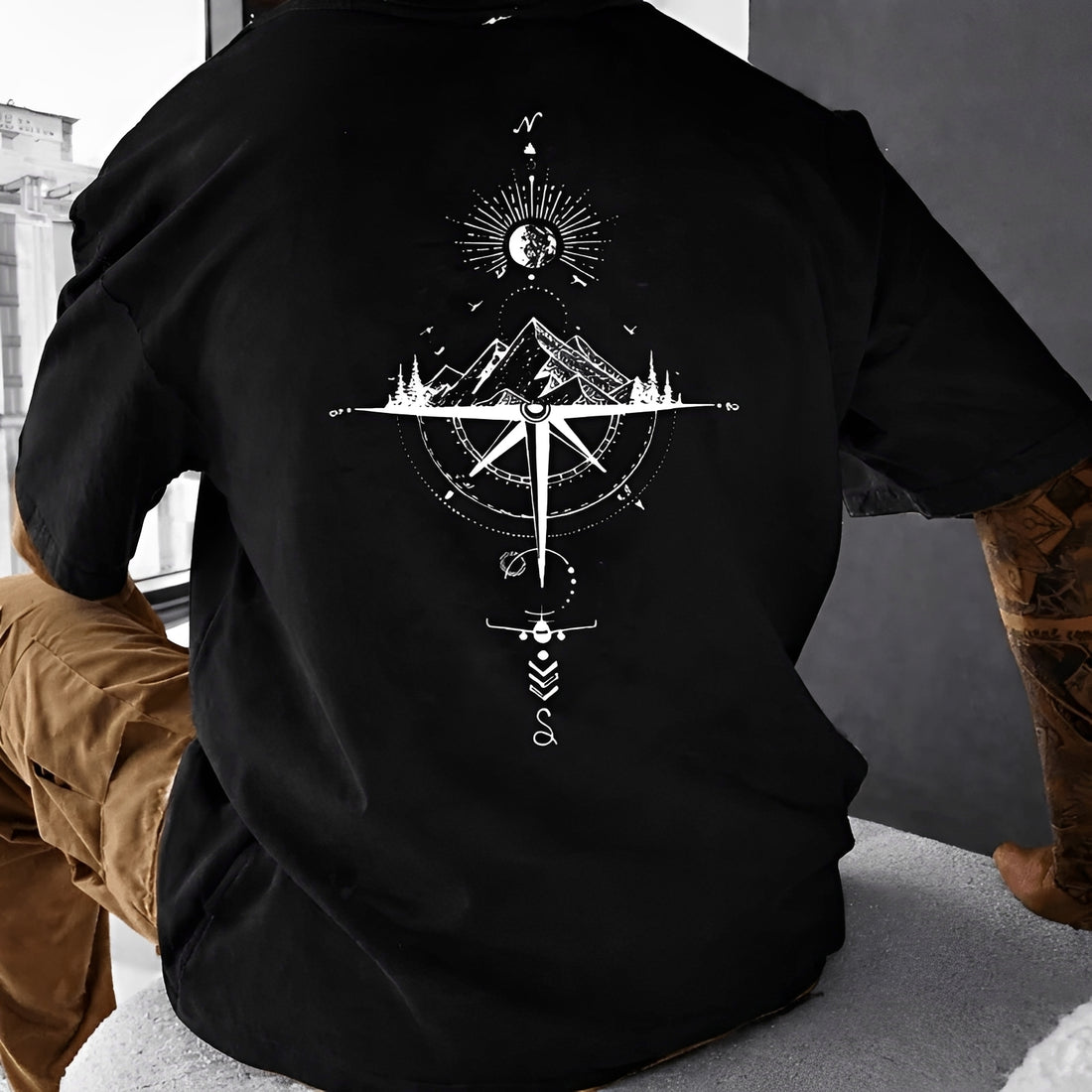Männer T-Shirt Rundhals Kurzarm Kompass & Berg Rücken Grafik Regularer Schnitt