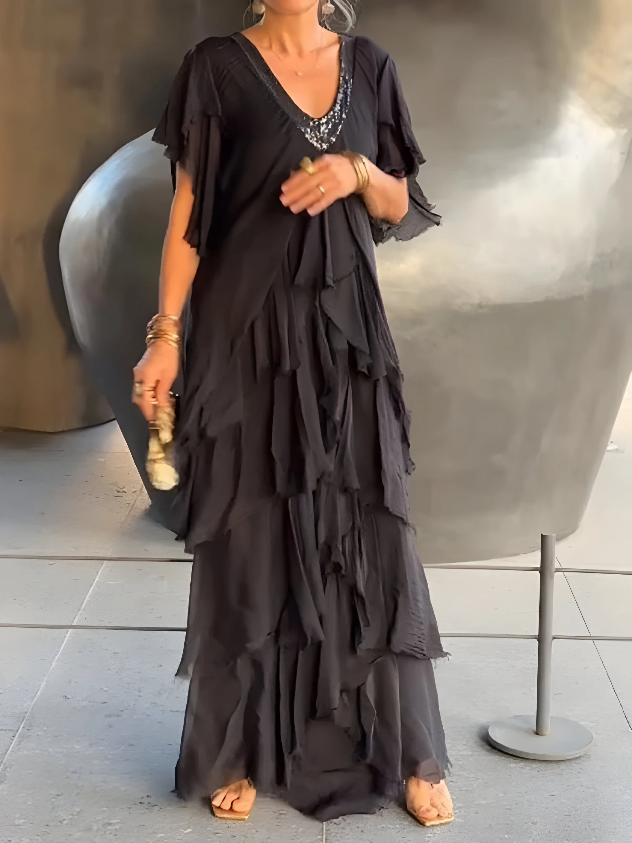 Riza - Plissiertes Kleid mit V-Ausschnitt und fließendem Design