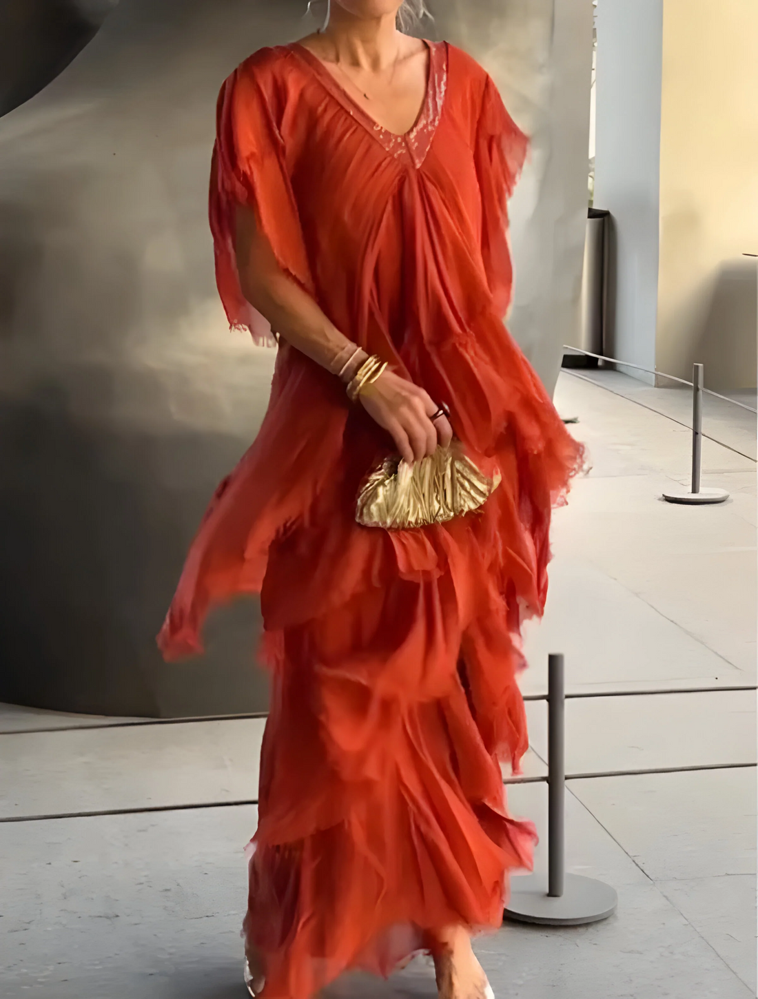 Riza - Plissiertes Kleid mit V-Ausschnitt und fließendem Design