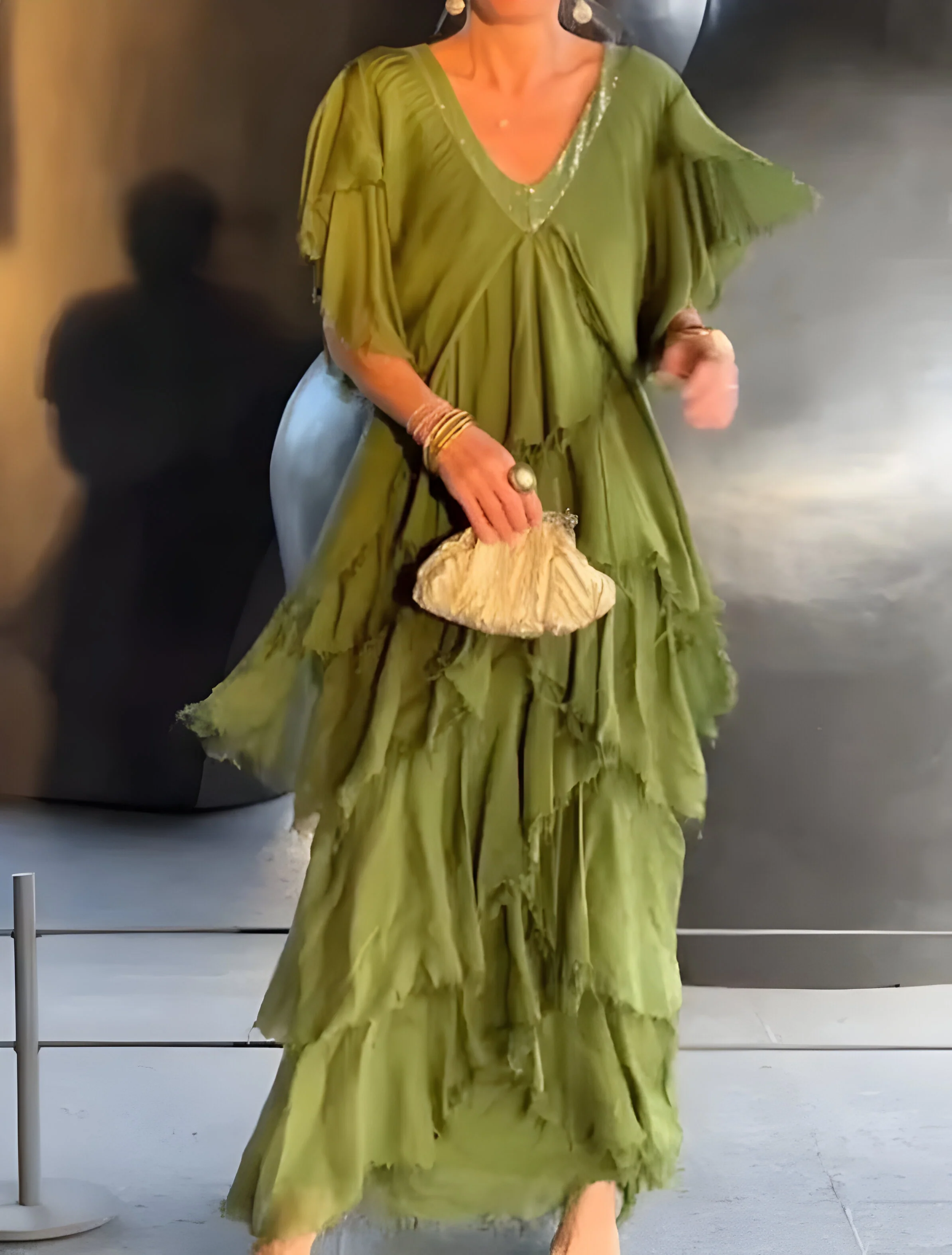 Riza - Plissiertes Kleid mit V-Ausschnitt und fließendem Design