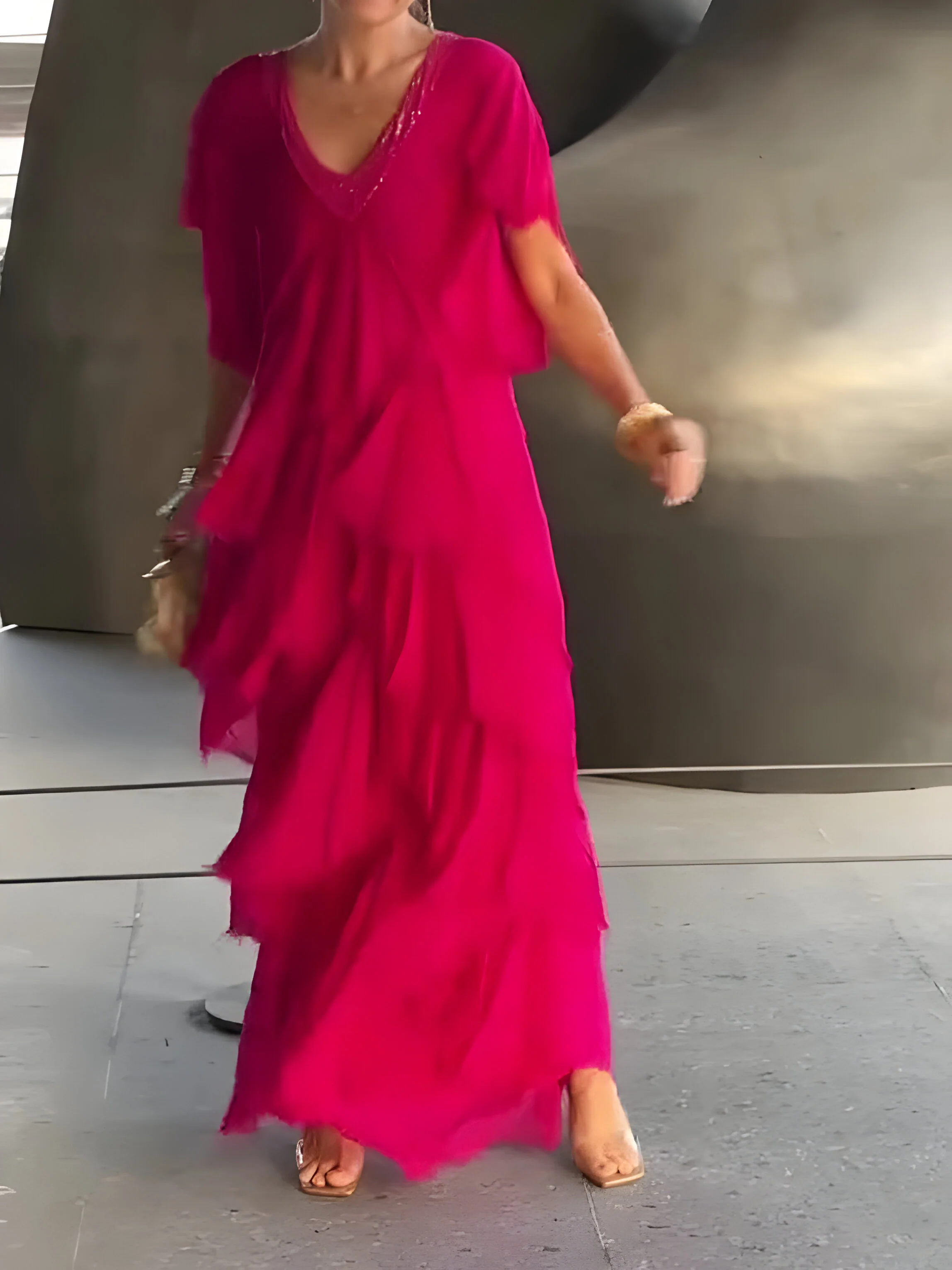 Riza - Plissiertes Kleid mit V-Ausschnitt und fließendem Design